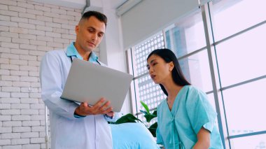 Profesyonel üniformalı doktor hastanedeki ya da klinikteki hastayı muayene ediyor. Sağlık, sağlık ve doktor hizmetleri konsepti.