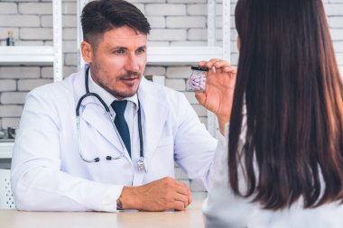 Profesyonel üniformalı doktor hastanedeki ya da klinikteki hastayı muayene ediyor. Sağlık, sağlık ve doktor hizmetleri konsepti.