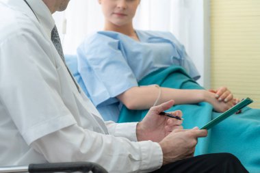 Profesyonel üniformalı doktor hastanedeki ya da klinikteki hastayı muayene ediyor. Sağlık, sağlık ve doktor hizmetleri konsepti.