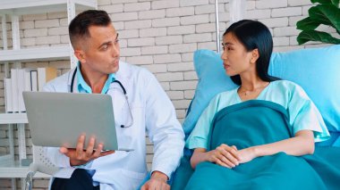 Profesyonel üniformalı doktor hastanedeki ya da klinikteki hastayı muayene ediyor. Sağlık, sağlık ve doktor hizmetleri konsepti.