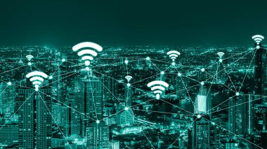 Modern yaratıcı iletişim ve internet ağı akıllı şehirde birleşir. 5G kablosuz dijital bağlantı ve gelecekteki şeylerin interneti kavramı.