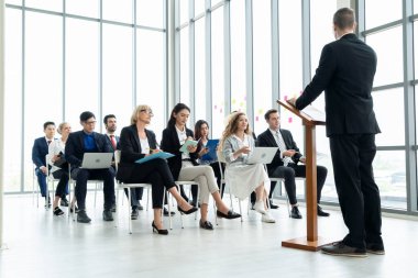 Bir grup iş adamı seminer konferansında toplanıyor. Seyirciler, çalışanların eğitim seanslarındaki eğitmenleri dinliyor. Uzman konuşmacı ile ofis çalışanları toplantısı .