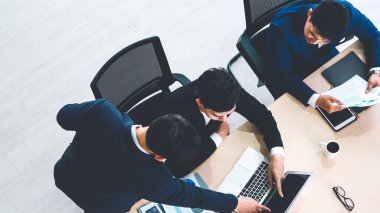 İş adamları grup toplantısı ofiste yukarıdan çekildi. İş kadınları, iş adamları ve ofis çalışanları, proje planlama belgeleriyle takım konferansında toplantı masasında çalışıyorlar. .