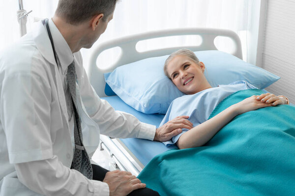 Врач в профессиональной форме, осматривающий пациента в больнице или медицинской клинике. Здравоохранение, медицинский и медицинский персонал концепции обслуживания.