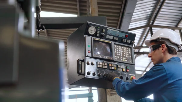 Fabrika Atölyesinde Makine Kullanan Akıllı Bir Fabrika Işçisi Endüstri Mühendislik — Stok fotoğraf