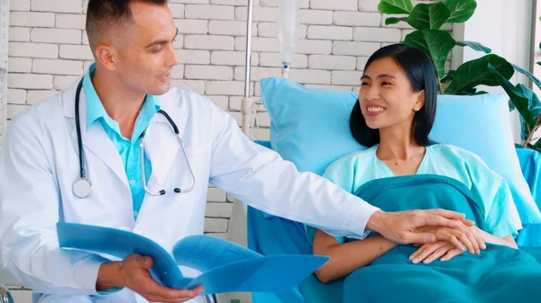 Médico Uniforme Profesional Examinando Paciente Hospital Clínica Médica Concepto Servicio — Foto de Stock