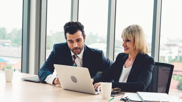 Twee Zakenmensen Praten Projectstrategie Kantoor Zakenman Bespreken Projectplanning Met Collega — Stockfoto