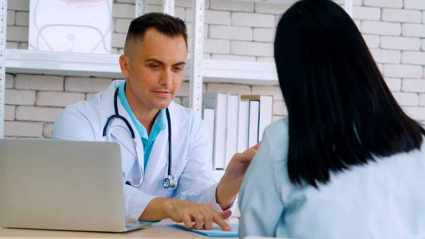 Arzt Uniform Untersucht Patient Krankenhaus Oder Der Klinik Gesundheitswesen Medizinisches — Stockfoto