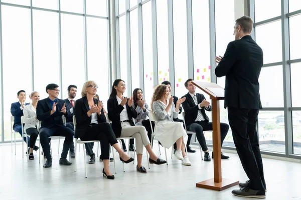 Grupo Empresarios Reunidos Una Conferencia Seminario Audiencia Escuchando Instructor Sesión — Foto de Stock
