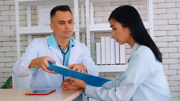 Doctor Professional Uniform Examining Patient Hospital Medical Clinic Health Care — Stock Photo, Image