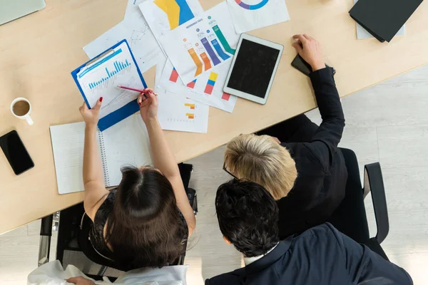 İş adamları grup toplantısı ofiste yukarıdan çekildi. İş kadınları, iş adamları ve ofis çalışanları, proje planlama belgeleriyle takım konferansında toplantı masasında çalışıyorlar. .