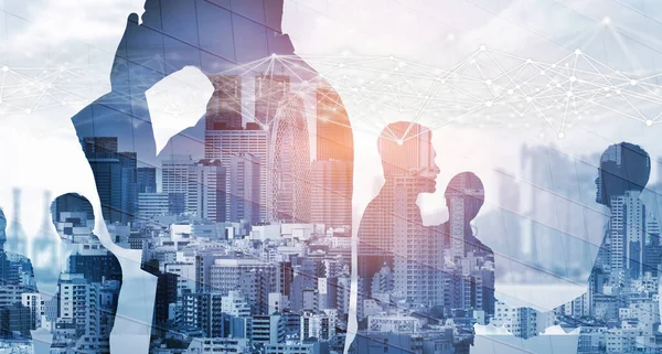 İş ortaklığı anlaşmasının başarısını gösteren birçok iş adamının şehir merkezindeki grup toplantısının yaratıcı görüntüsü. Takım çalışması, güven ve anlaşma kavramı.