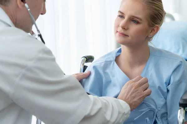 Doutor Uniforme Profissional Examinando Paciente Hospital Clínica Médica Conceito Serviço — Fotografia de Stock