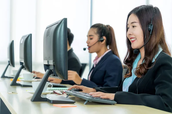 Pessoas Negócios Usando Headset Trabalhando Escritório Para Apoiar Cliente Remoto — Fotografia de Stock