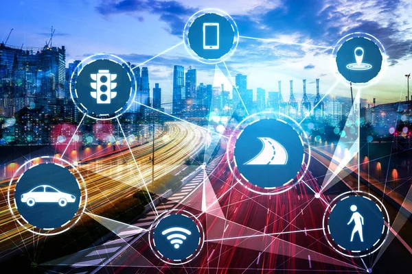 Gelecekteki araba trafiği için akıllı ulaşım teknolojisi kavramı. Sanal akıllı sistem, şehir sokaklarındaki araç verilerini birbirine bağlamak için dijital bilgi analizi yapıyor. Gelecekteki yenilik .