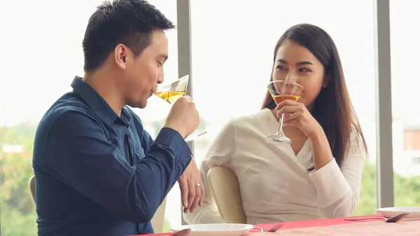 Feliz Pareja Romántica Almorzando Restaurante Celebración Del Aniversario Pareja Estilo — Foto de Stock