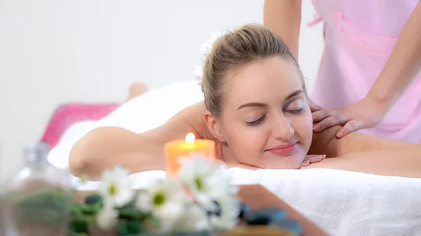 Entspannte Frau Bekommt Rückenmassage Luxus Wellness Mit Professioneller Massagetherapeutin Wellness — Stockfoto