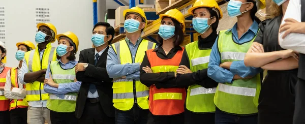 Grupo Trabajadores Industria Fábrica Que Trabajan Con Mascarilla Facial Para —  Fotos de Stock