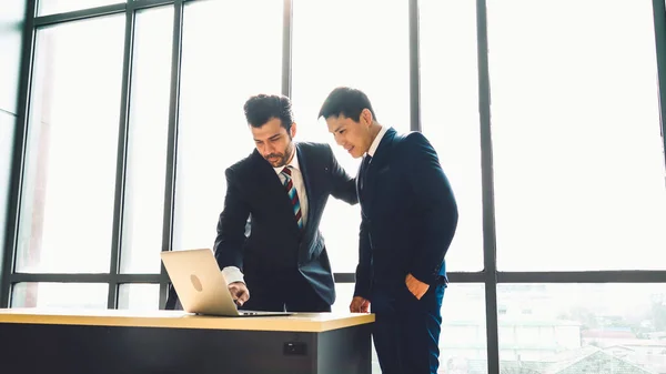 Dois Empresários Falam Estratégia Projeto Sala Reuniões Escritório Empresário Discutir — Fotografia de Stock