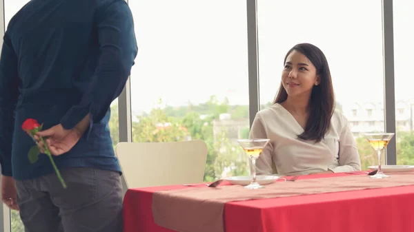 Romantisches Paar Beschenkt Liebhaber Restaurant Lebensstil Glücklicher Paare — Stockfoto