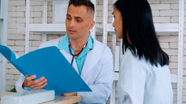 Médico Uniforme Profesional Examinando Paciente Hospital Clínica Médica Concepto Servicio — Foto de Stock