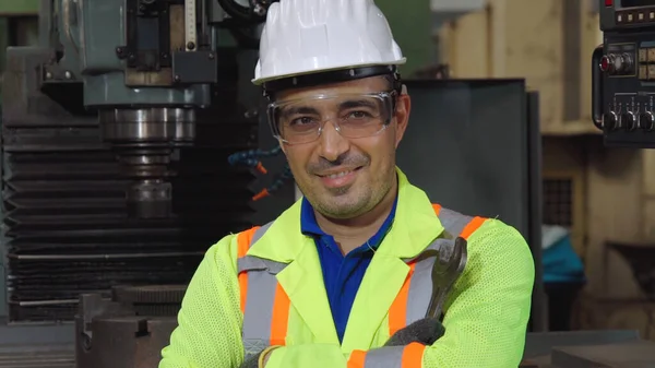 Junge Fabrikarbeiter Oder Ingenieure Hautnah Porträt Fabrik Industrie Und Maschinenbaukonzept — Stockfoto