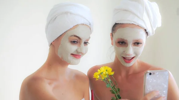 Mooie Vrouw Met Een Gezichtsverzorging Cosmetische Scrub Behandeling Van Professionele — Stockfoto