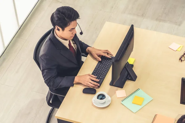 Gente Negocios Que Usa Auriculares Trabajando Oficina Para Apoyar Clientes — Foto de Stock