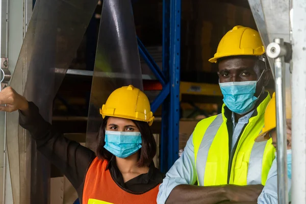 Arbeiter Der Fabrik Arbeiten Mit Mundschutz Die Ausbreitung Des Covid — Stockfoto