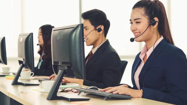 Gente Negocios Que Usa Auriculares Trabajando Oficina Para Apoyar Clientes —  Fotos de Stock