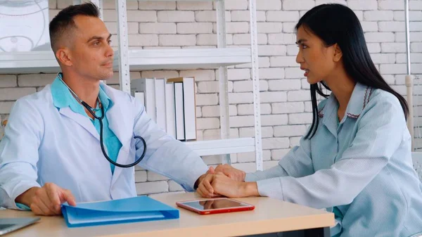 Médico Uniforme Profesional Examinando Paciente Hospital Clínica Médica Concepto Servicio — Foto de Stock