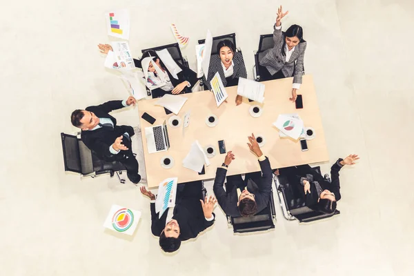 成功したビジネスの人々は上から撮影されたオフィステーブルで喜びと一緒に祝う 若いビジネスマンとビジネスマンの労働者はチームワークで成功を示す陽気な勝利を表現します — ストック写真