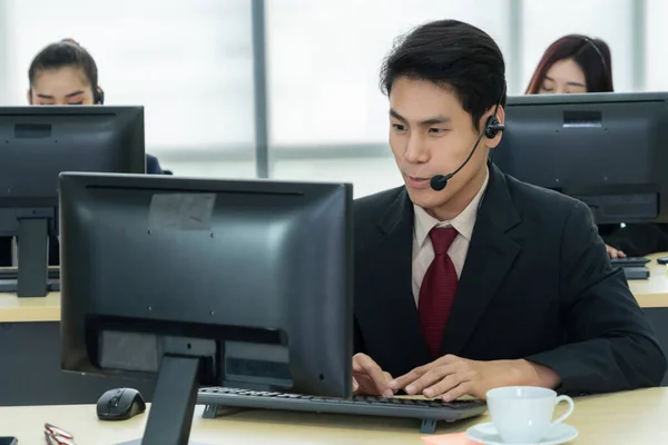 Affärsmän Som Bär Headset Arbetar Kontoret För Att Stödja Fjärrkund — Stockfoto