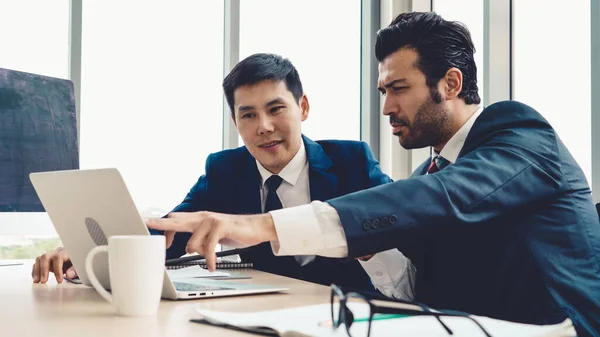 Dos Empresarios Hablan Estrategia Del Proyecto Sala Reuniones Oficina Empresario — Foto de Stock