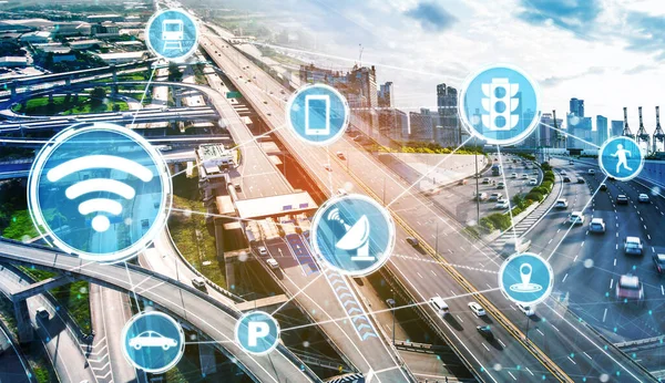 Gelecekteki araba trafiği için akıllı ulaşım teknolojisi kavramı. Sanal akıllı sistem, şehir sokaklarındaki araç verilerini birbirine bağlamak için dijital bilgi analizi yapıyor. Gelecekteki yenilik .