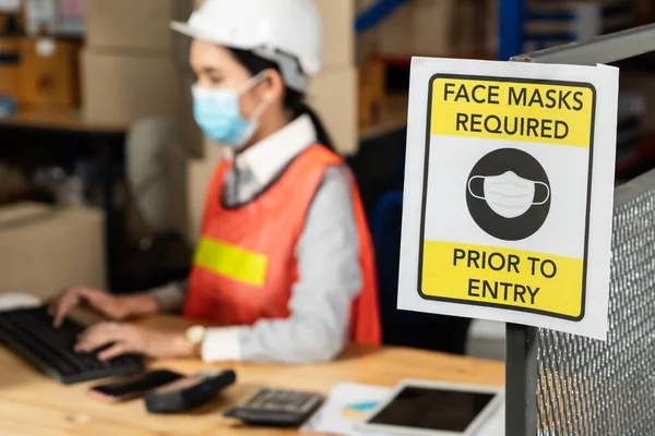 在工厂警告产业工人注意防止科维德 19考罗内病毒在流行病危机后的重新开放期间扩散的警告标志 安全工作概念 — 图库照片