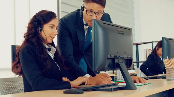 Gente Negocios Que Usa Auriculares Trabajando Oficina Para Apoyar Clientes — Foto de Stock