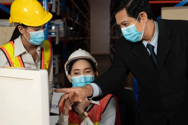 Fabriksarbetare Som Arbetar Med Ansiktsmask För Att Förhindra Spridning Covid — Stockfoto
