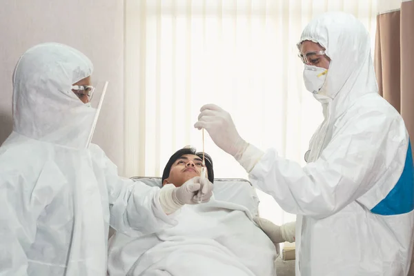 Médico Obtiene Una Muestra Hisopo Nasofaríngeo Para Analizar Infección Por —  Fotos de Stock
