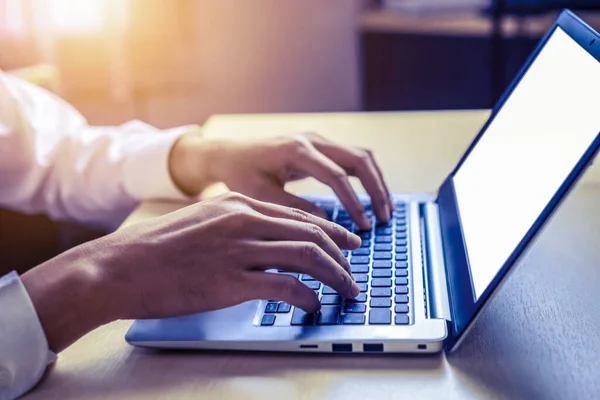 Empresário Mão Digitando Teclado Computador Computador Portátil Escritório Conceito Negócios — Fotografia de Stock