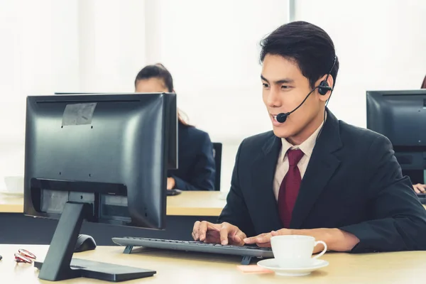 Geschäftsleute Mit Headset Arbeiten Büro Entfernte Kunden Oder Kollegen Unterstützen — Stockfoto