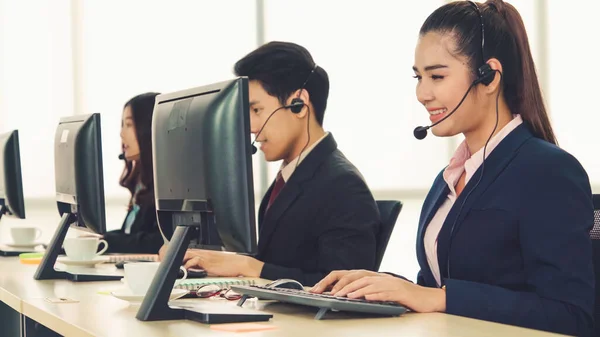 Geschäftsleute Mit Headset Arbeiten Büro Entfernte Kunden Oder Kollegen Unterstützen — Stockfoto