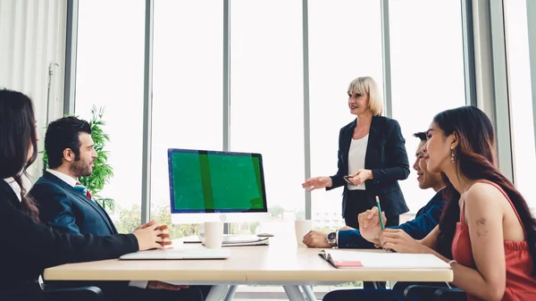 Gente Negocios Sala Conferencias Con Pantalla Verde Croma Key Computadora — Foto de Stock