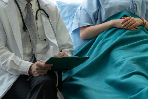 Orvos Egyenruhában Vizsgálja Beteget Kórházban Vagy Orvosi Klinikán Egészségügyi Orvosi — Stock Fotó