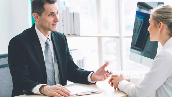 Werkzoekende Sollicitatiegesprek Met Manager Interviewer Kantoor Jonge Geïnterviewde Zoek Naar — Stockfoto