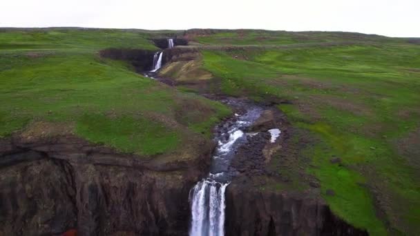 Εναέρια πλάνα από το Aldeyjarfoss Waterfall στη Βόρεια Ισλανδία. — Αρχείο Βίντεο