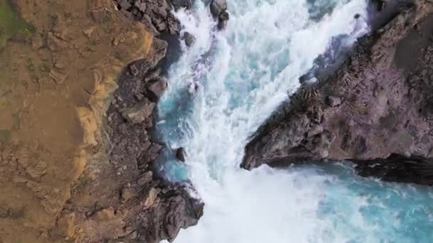 Widok z lotu ptaka na wodospad Aldeyjarfoss w północnej Islandii. — Wideo stockowe