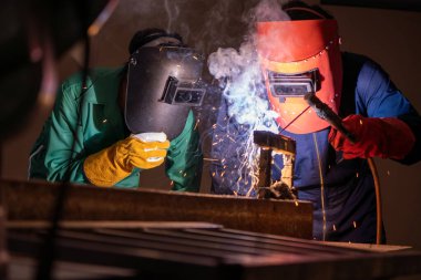 Metal kaynak çeliği, fabrikada çelik kaynaklamak için elektrikli yay kaynak makinesi kullanır. El becerisi iş gücü kavramına göre metal imalatı ve inşaat bakım hizmeti.