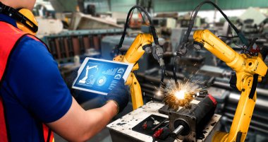 Sanayi 4.0 veya 4. endüstriyel devrimin otomasyon üretim sürecini ve IOT yazılımını gösteren dijital fabrika üretim teknolojisi için akıllı endüstriyel silahlar. .