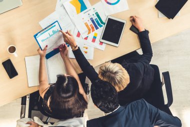 İş adamları grup toplantısı ofiste yukarıdan çekildi. İş kadınları, iş adamları ve ofis çalışanları, proje planlama belgeleriyle takım konferansında toplantı masasında çalışıyorlar. .